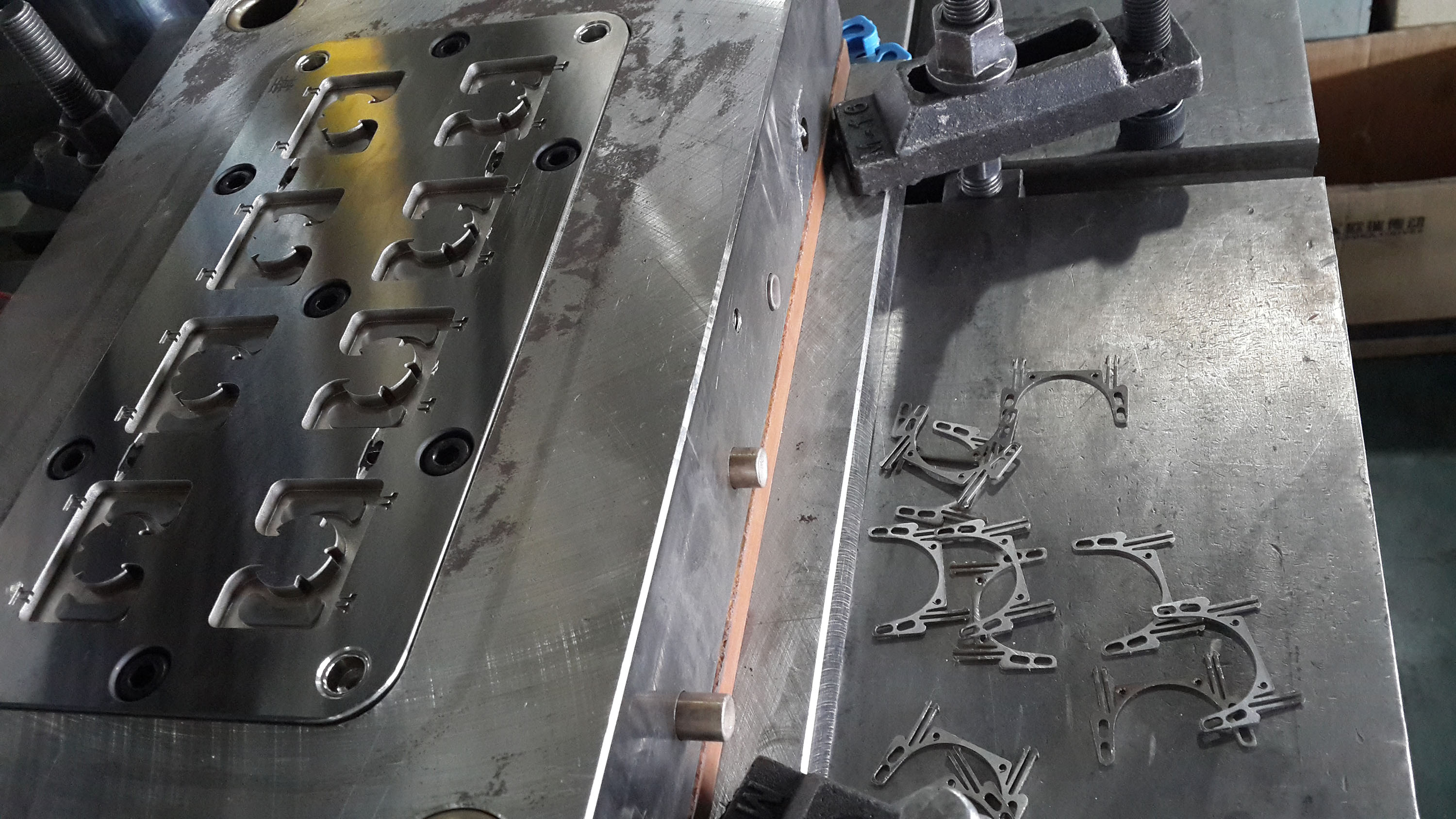 LSR bracket mould 